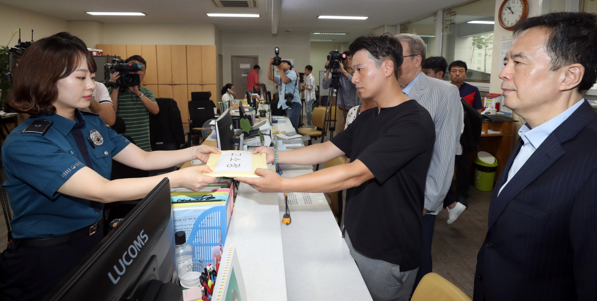 ▲'BMW 피해자 모임' 회원과 화재 피해자 등이 9일 오전 서울 중구 남대문경찰서에 BMW의 결함은폐 의혹을 수사해달라는 내용의 고소장을 제출하고 있다. 사진 오른쪽이 하종선 변호사다. (연합뉴스)
