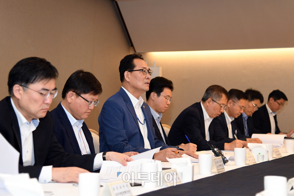 ▲고형권 기획재정부 1차관이 10일 서울시 종로구 세종로 정부서울청사에서 열린 제5차 혁신성장 전략점검회의를 주재, 모두 발언을 하고 있다.(기획재정부)