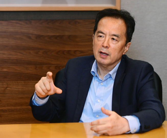 ▲하종선 변호사는 국내 수입차 관련 집단소송 분야를 주도해온 법률가다. 그는 “집단소송은 단순하게 기업에게 맞서 싸우는 게 아닌, 소비자 입장에서 정당한 권리를 찾아가기 위한 단계”라고 말한다. (고이란 기자 photoern@)