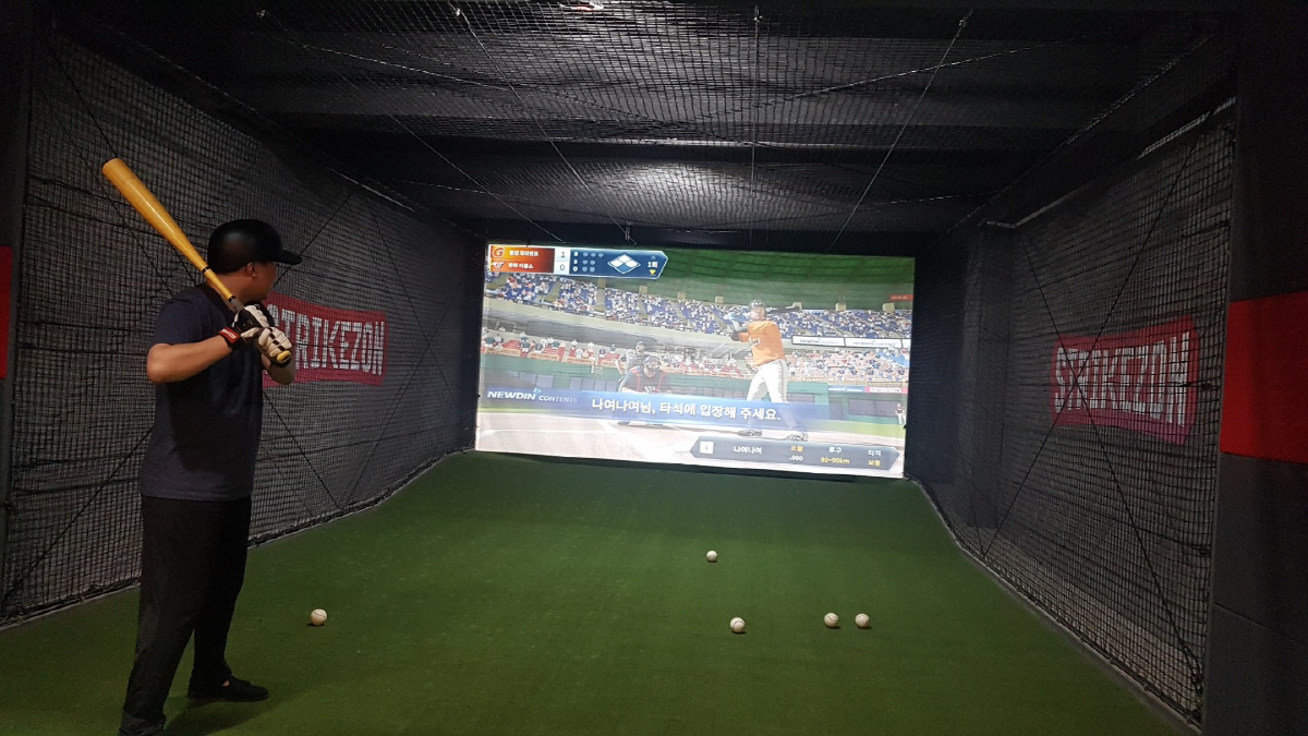 ▲한 남성이 헬멧을 착용하고 장갑을 낀 뒤 방망이를 들고 타석에 들어서고 있는 모습.  조성준 기자 tiatio@