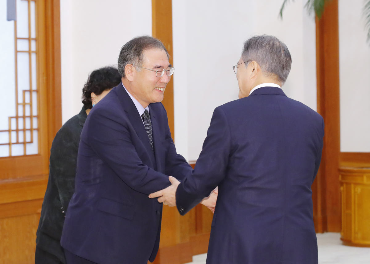 ▲문재인 대통령이 10일 청와대에서 임명장 수여식에 앞서 이개호 농림축산식품부 장관과 인사를 나누고 있다.    scoop@yna.co.kr/2018-08-10 10:41:56/<저작권자 ⓒ 1980-2018 ㈜연합뉴스. 무단 전재 재배포 금지.>(연합뉴스)