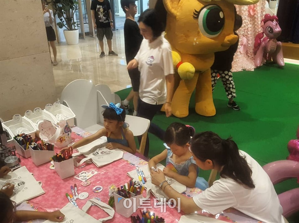 ▲10일 제주신화월드를 방문한 시민들이 '마이 리틀 포니' 전시 연계 프로그램을 경험하고 있다. (사진=고대영 기자 kodae0@)
