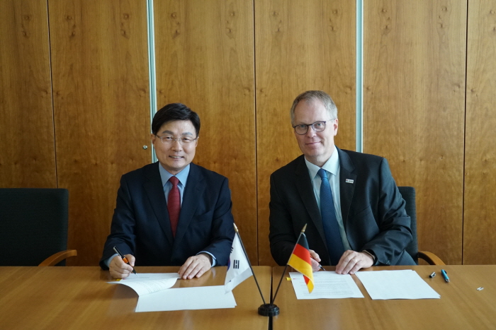 ▲9일(현지시간) 독일 베를린에서 김형근 한국가스안전공사 사장(왼쪽)과  울리히 펜네 독일연방물질연구소(BAM) 사장이 ‘수소 인프라 구축을 위한 기술교류 협정’을 체결하고 기념촬영을 하고 있다.(한국가스안전공사)