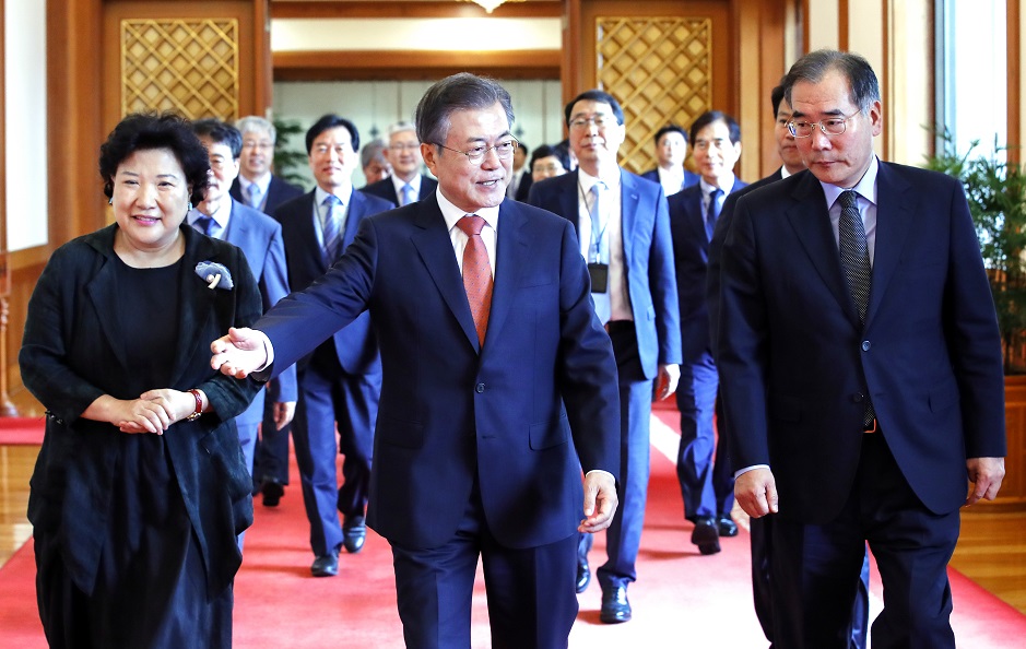 ▲문재인 대통령이 10일 오전 청와대에서 이개호 농림축산식품부 장관에게 임명장을 수여한 뒤 함께 간담회장으로 이동하고 있다.(연합뉴스)