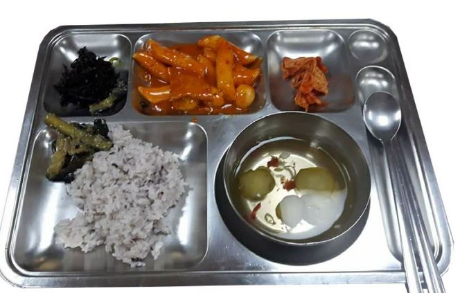 ▲119소방안전복지사업단 측이 9일 공개한 서울 모 소방서의 한 끼 식사(출처= 119소방안전복지사업단 페이스북)