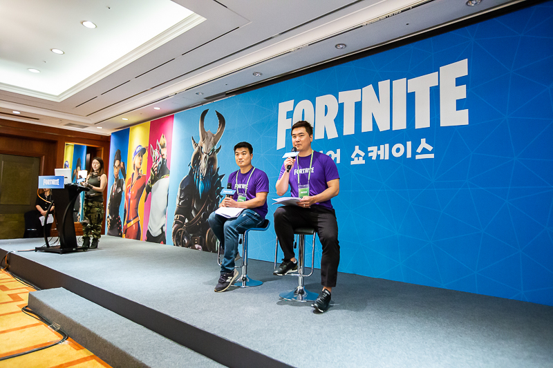▲이원세(왼쪽) 에픽게임즈 코리아 국내 사업 팀장과 윤희욱 국내 마케팅 매니저가 포트나이트를 소개하고 있다. (에픽게임즈코리아)