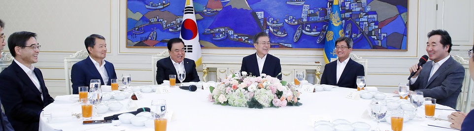 ▲문재인 대통령이 10일 낮 청와대에서 열린 헌법 기관장 초청 오찬에서 이낙연 국무총리의 발언을 듣고 있다. 왼쪽부터 권순일 중앙선거관리위원장, 이진성 헌법재판소 소장, 문희상 국회의장, 문 대통령, 김명수 대법원장, 이낙연 국무총리. (연합뉴스)