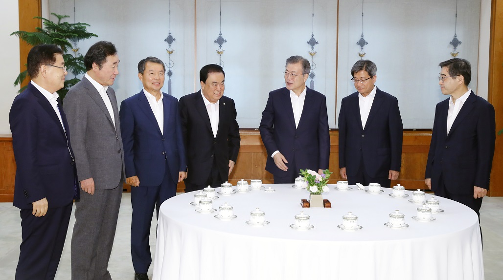 ▲문재인 대통령이 10일 청와대에서 열린 헌법 기관장 초청 오찬에 앞서 열린 차담회에서 문희상 국회의장, 이낙연 국무총리 등 5부 요인과 얘기를 나누고 있다. (연합뉴스)