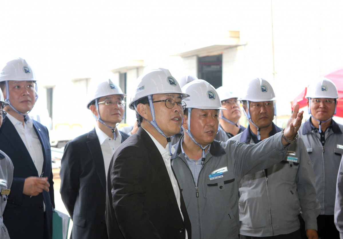 ▲대아이엔씨 김연수 전무로부터 설명을 듣고있는 롯데케미칼 김교현 사장(사진 가운데) 롯데케미칼 대표이사 김교현 사장, 오른쪽 대아이엔씨 김연수 전무(사진제공=롯데케미칼)