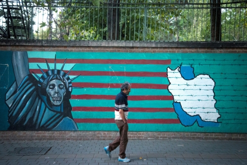 ▲한 남성이 이란의 수도 테헤란 거리의 반미 그림이 그려져 있는 벽 앞을 지나가고 있다. 테헤란/연합뉴스
