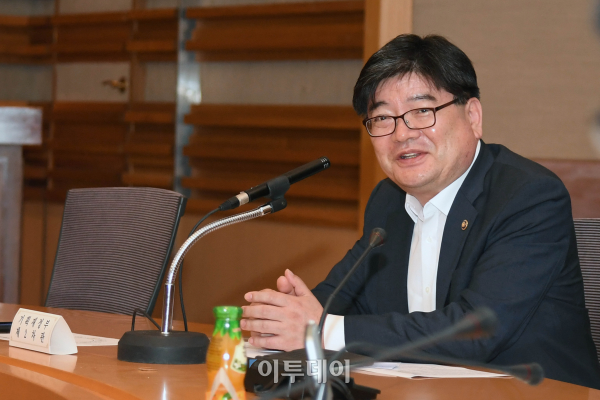 ▲김용진 기획재정부 차관이 10일 서울시 서초구 반포대로 서울지방조달청에서 열린 지출구조 개혁단 회의를 주재, 모두발언을 하고 있다.(기획재정부)