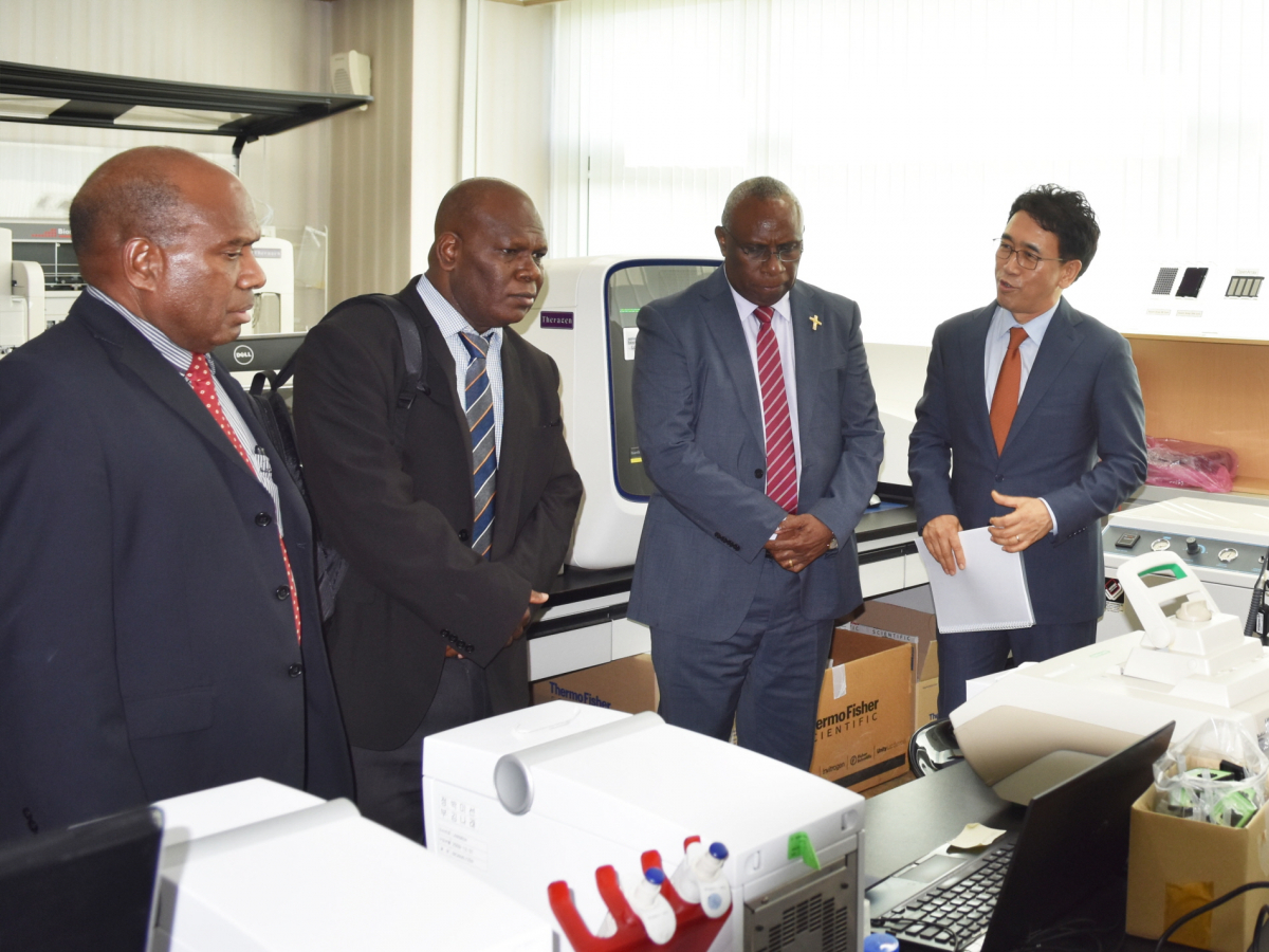 ▲오베드 모시스 탈리스 바누아투 대통령(왼쪽 두 번째)이 테라젠이텍스 바이오연구소를 방문해 김성진 테라젠이텍스 부회장(왼쪽 네 번째)의 설명을 듣고 있다.(사진제공=테라젠이텍스)