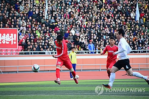 ▲지난 2015년에 열렸던 남북 노동자 축구경기(사진=연합뉴스)