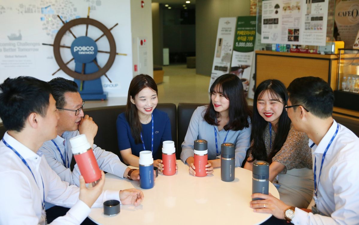 ▲포스코대우는 환경부에서 추진중인 일회용품 사용 줄이기 캠페인에 동참하기 위해 고기능성 개인용 보틀을 제작, 전 임직원에게 지급했다. 사진은 임직원들이 사내 다문화카페인 카페오아시아에서 담소를 나누는 모습. (사진제공=포스코대우)