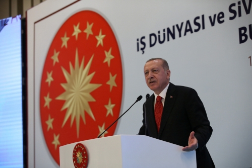 ▲12일(현지시간) 레제프 타이이프 에르도안 터키 대통령이 터키 트라브존에서 연설하고 있다. 그는 이날 금리 인상에 대한 부정적인 견해를 드러냈다. 트라브존/로이터연합뉴스
