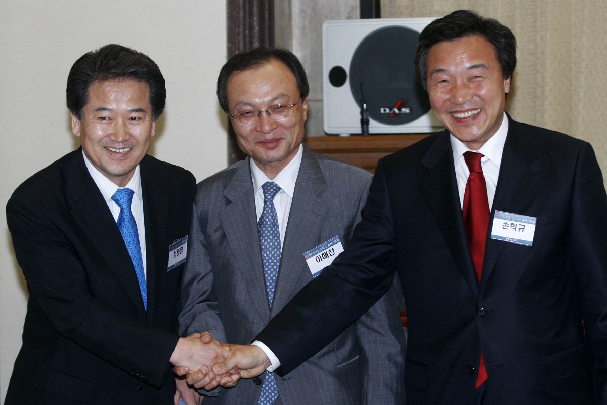 ▲2007년 6월 13일 서울 프레스클럽에서 열린 신동호(경향신문 기자)저자의 ‘70년대 캠퍼스 1,2-군사독재에 맞서 싸운 청년들의 이야기’ 출판기념회에 참석한 정동영, 이해찬, 손학규(왼쪽부터)가 악수를 하고 있다. 뉴시스