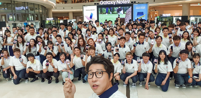 ▲서울 영등포 타임스퀘어 아트리움 광장에 마련된 ‘갤럭시 스튜디오’에서 게임 유튜버 대도서관이 ‘스마트 S펜’을 활용해 갤럭시 노트9로 직접 원격 셀프 촬영을 하는 모습. 사진제공=삼성전자