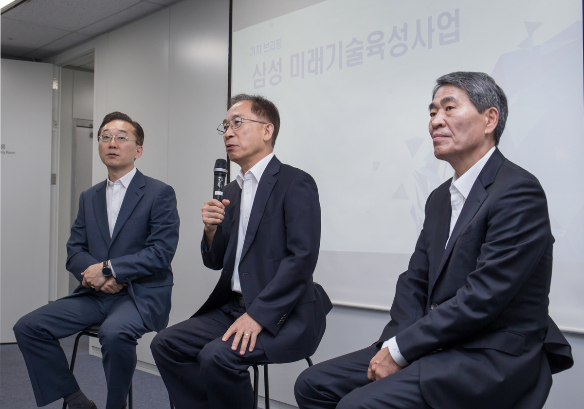 ▲13일 열린 삼성 미래기술육성사업 기자간담회에서 장재수 삼성 미래기술육성센터장, 국양 삼성 미래기술육성재단 이사장, 권오경 공학한림원 회장(왼쪽부터)이 기자들의 질문에 답하고 있다.(사진제공=삼성전자)