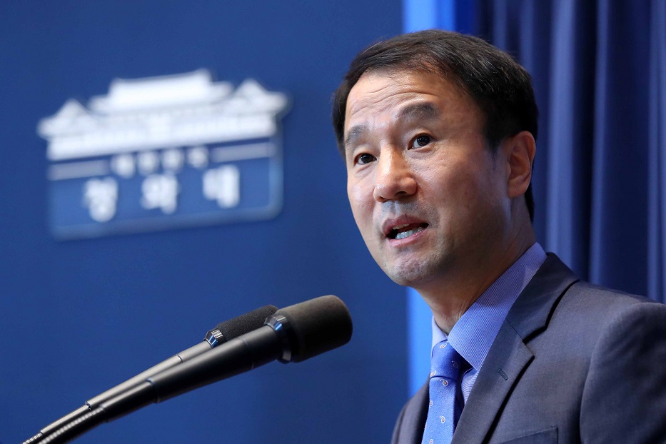 ▲청와대 한병도 정무수석이 13일 오후 춘추관에서 문재인 대통령이 오는 16일 청와대에서 여야 5당 원내대표들과 오찬 회동을 한다고 밝히고 있다. 5당 원내대표는 더불어민주당 홍영표·자유한국당 김성태·바른미래당 김관영·민주평화당 장병완·정의당 윤소하(직무대행) 의원으로 문 대통령이 여야 5당 원내사령탑과 만나는 것은 작년 5월 19일 이후 처음이다.(연합뉴스)