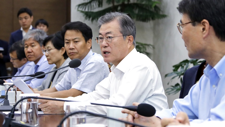 ▲문재인 대통령이 13일 오후 청와대 여민관에서 열린 수석ㆍ보좌관회의를 주재하고 있다.(연합뉴스)