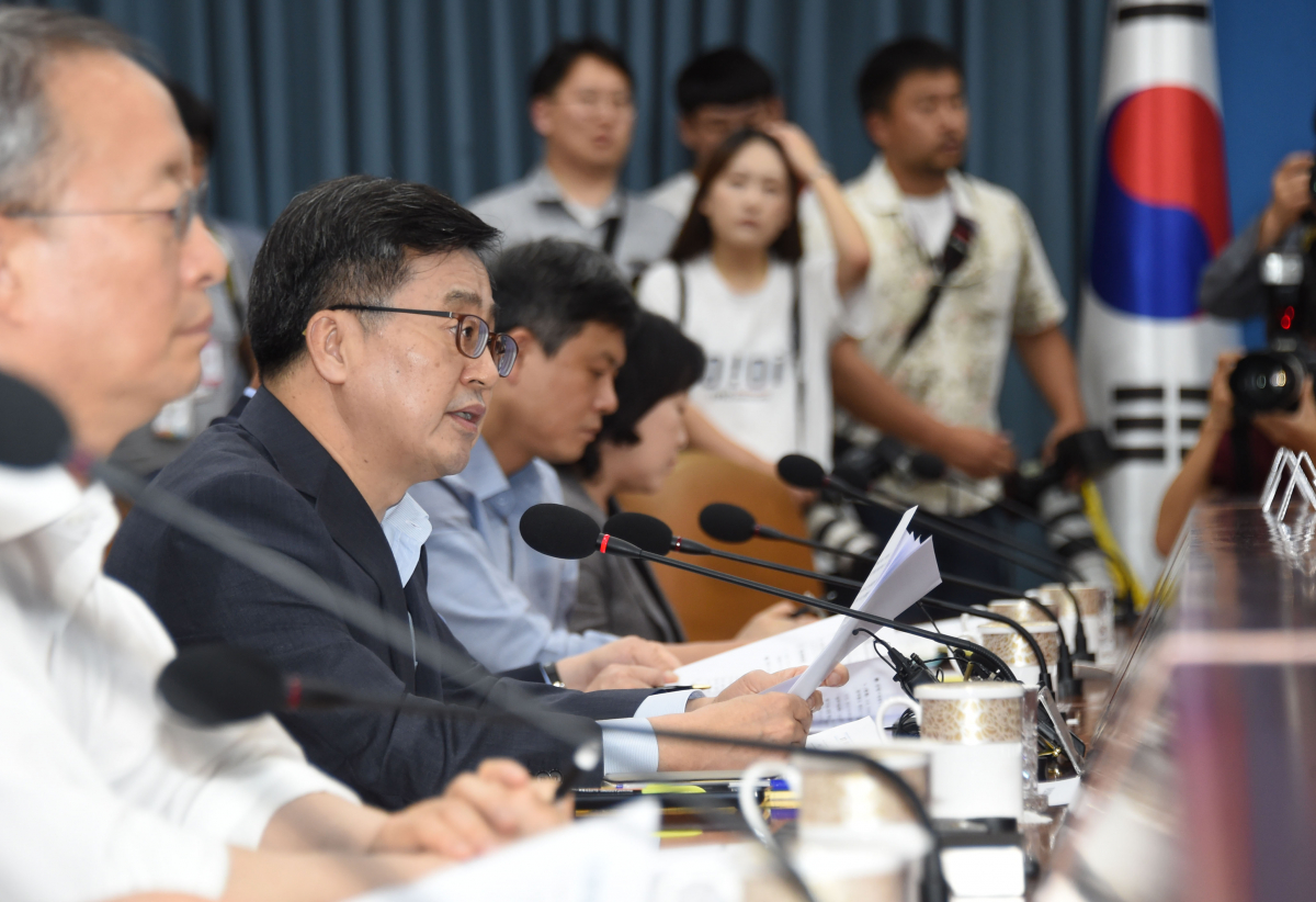 ▲김동연 경제부총리 겸 기획재정부 장관이 13일 정부세종청사에서 혁신성장 관계장관회의를 주재하고 모두발언을 하고 있다.(제공=기획재정부)