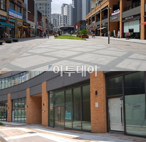 ▲'트랜짓몰' 북부의 스트리트형 상가는 임대료 하향 조정이 있었다고는 하지만 어쨌든 트램 노선이 계획된 메인 광장(사진 위)에서만큼은 공실을 발견할 수 없었다. 다만 이 상권도 구석으로 들어갈수록 곳곳에 공실이 있는 구역(사진 아래)이 남아 있었다.(김정웅 기자 cogito@)