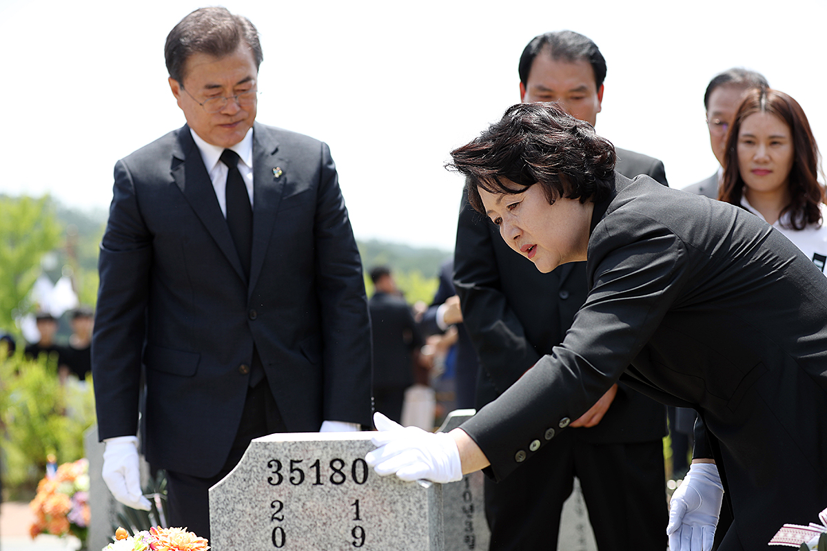 ▲문재인 대통령과 부인 김정숙 여사가 6월 6일 대전 현충원에서 열린 순직 소방관 3인의 추모식에서 참석해 참배하고 있는 모습.(사진제공=청와대)