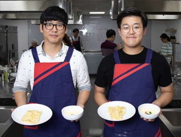 ▲  SK하이닉스 D램 설계팀에서 근무하는 김경태 책임(왼쪽), 김홍득 선임(오른쪽)은 요리를 통해 스트레스가 줄었고 업무집중도도 높아졌다고 말한다.   출처=SK하이닉스 블로그  