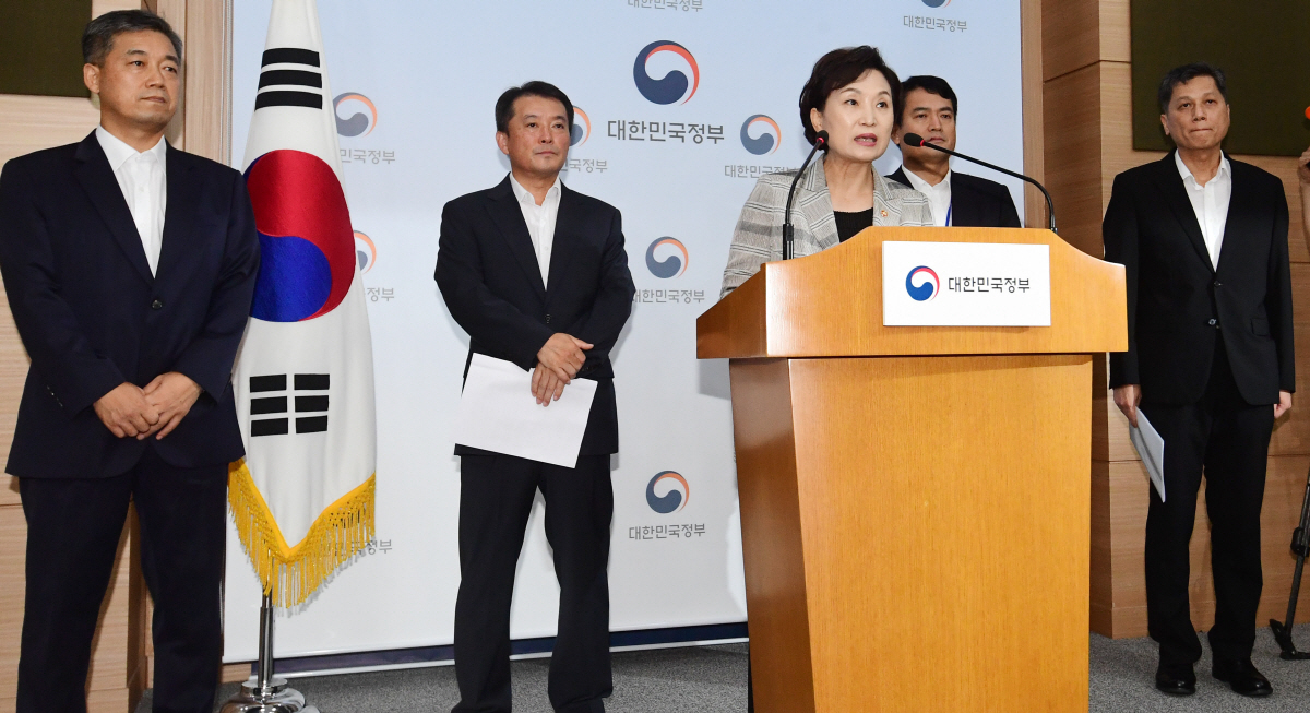 ▲김현미 국토교통부 장관이 14일 오전 서울 종로구 정부서울청사 별관 브리핑실에서 BMW 차량 운행정지 결정관련 대국민 담화문을 발표하고 있다. 고이란 기자 photoeran@