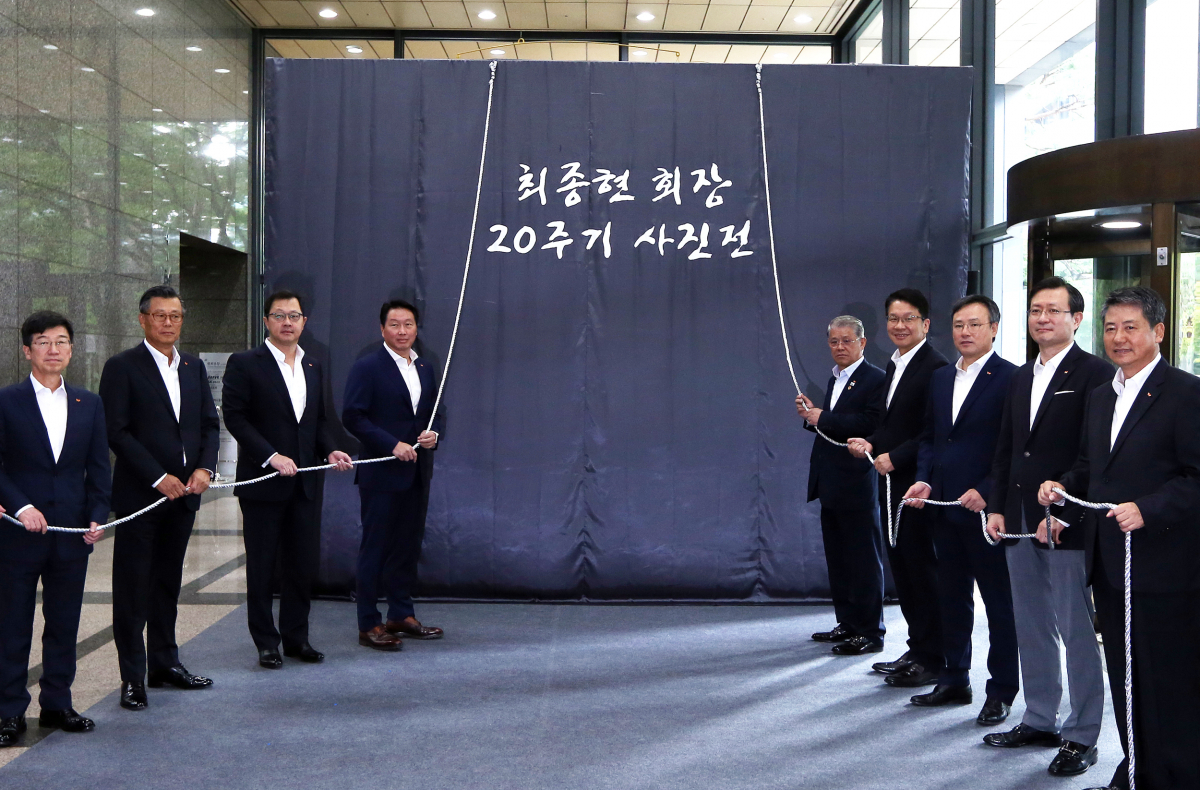 ▲최태원 SK회장(왼쪽 네번째)과 최신원 SK네트웍스회장(다섯번째)등 SK 경영진이 14일 서울 종로구 서린동 SK사옥에서 최종현 SK 회장 20주기 사진전 개막행사를 갖고 있다. (사진제공=SK)