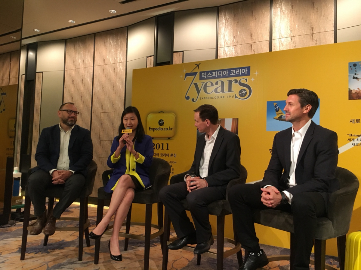 ▲익스피디아 동북아시아 지역 총괄 캐더린 소(Catherine So)가 신개념 여행 예약 서비스 '애드 온 어드밴티지(Add-on Advantage)'를 소개하고 있다. 항공 부문 부사장 제임스 마샬(James Marshall·왼쪽부터), 글로벌 마케팅 부문 수석부사장 애론 프라이스(Aaron Price), 글로벌 모바일 마케팅 디렉터 가브리엘 가르시아(Gabriel Garcia)도 간담회에 참석해 한국의 모바일 여행시장에 대해 분석했다.(김소희 기자 ksh@)