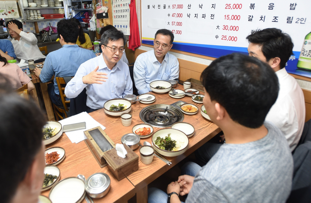 ▲김동연 경제부총리 겸 기획재정부 장관이 2일 혁신성장 관계장관회의 후 이재웅 혁신성장공동본부장(쏘카 대표)과 서울역 인근 골목식당을 방문해 식사하며 대화를 나누고 있다.(제공=기획재정부)