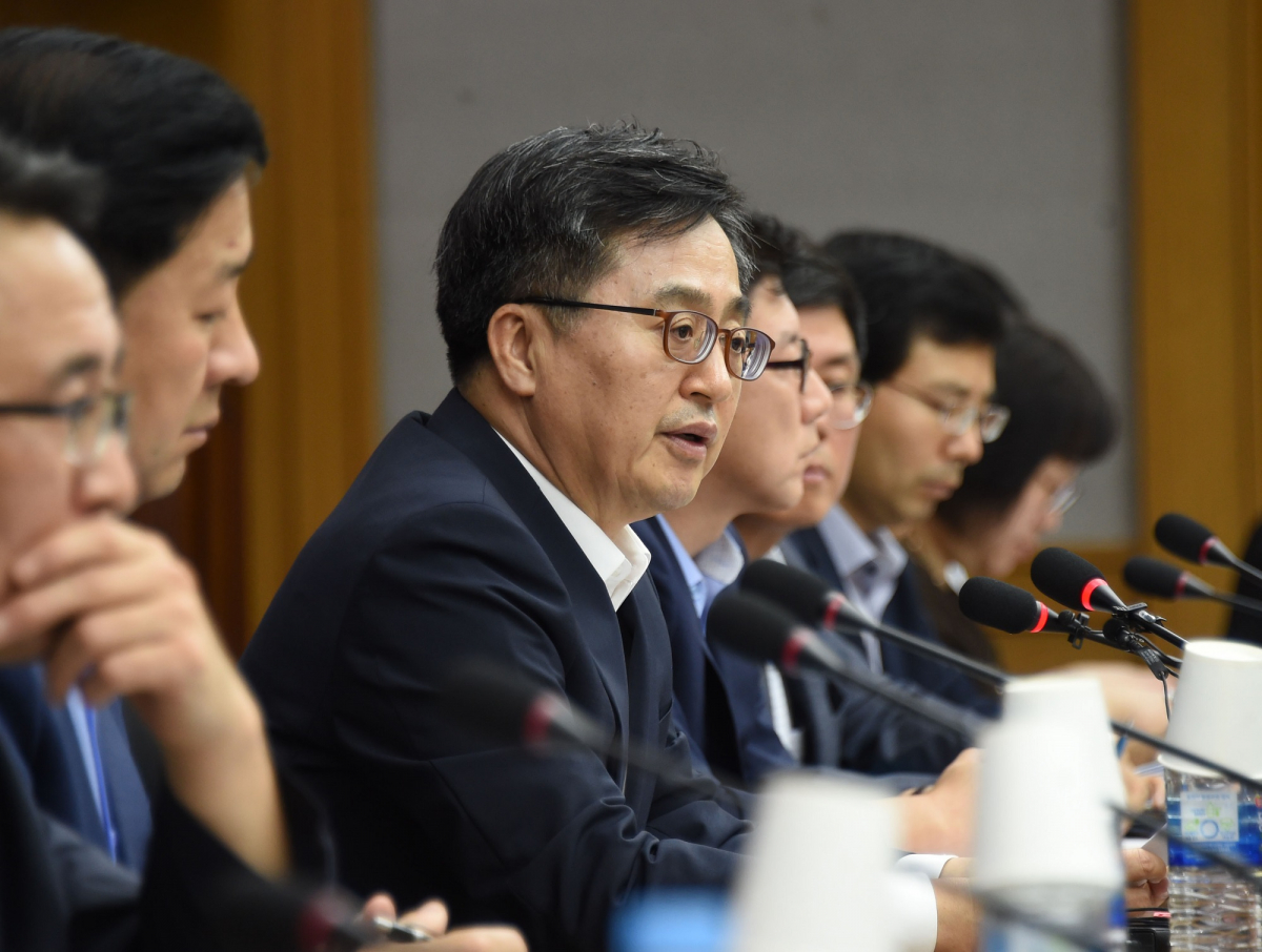 ▲김동연 경제부총리 겸 기획재정부 장관이 14일 서울 예금보험공사 본사에서 재정정책자문회의를 주재하고 모두발언을 하고 있다.(제공=기획재정부)