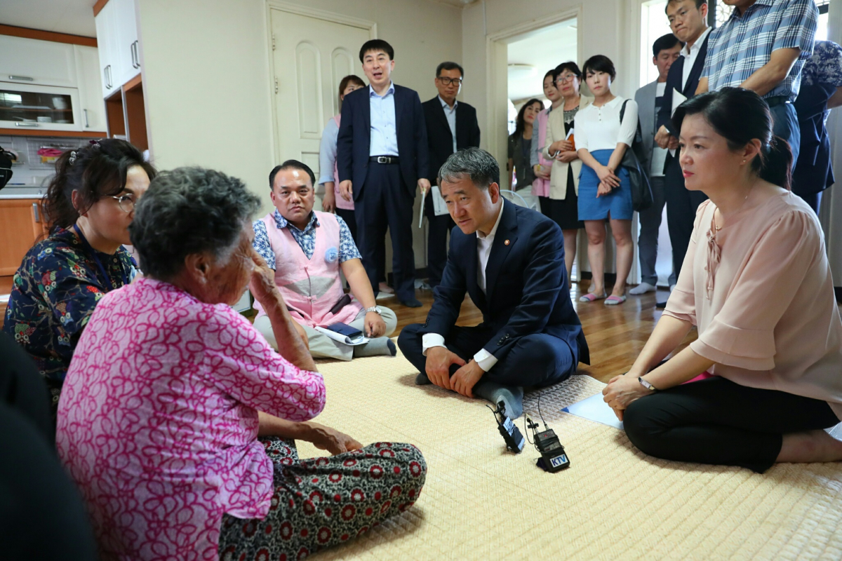 ▲박능후 보건복지부 장관이 지난달 20일 독거노인 가구를 방문해 어르신과 대화를 나누고 있다.(제공=보건복지부)