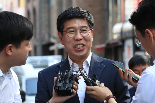 ▲백원우 청와대 민정비서관이 15일 오전 서울 강남구 특검 사무실로 향하다 취재진 질문을 받고 있다. 특검팀은 이날 백 비서관을 참고인 신분으로 비공개 소환해 그가 드루킹의 댓글조작 행위 등을 어디까지 알고 있었으며 그의 인사청탁 등과 관련해 어떤 조처를 했는지 등을 조사할 방침이다. 2018.8.15(연합뉴스)