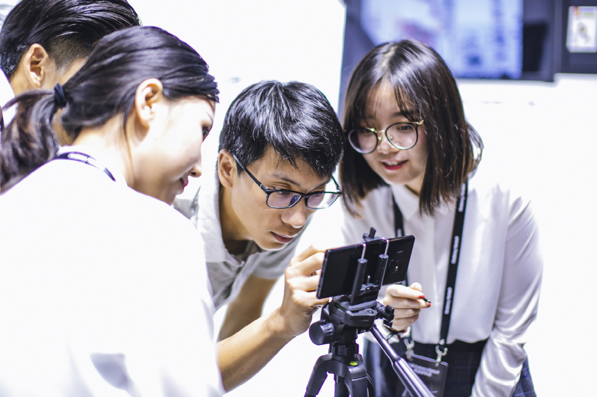 ▲지난 15일(현지시간) 중국 상하이에서 진행된 '갤럭시 노트9' 출시 행사참석자들이 '갤럭시 노트9'을 체험하고 있다. (사진제공=삼성전자)