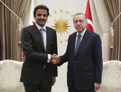 ▲15일(현지시간) 레제프 타이이프 에르도안(오른쪽) 터키 대통령이 앙카라를 방문한 타밈 빈 하마드 알사니 카타르 국왕과 오찬에 앞서 악수하고 있다. 앙카라/AP연합뉴스