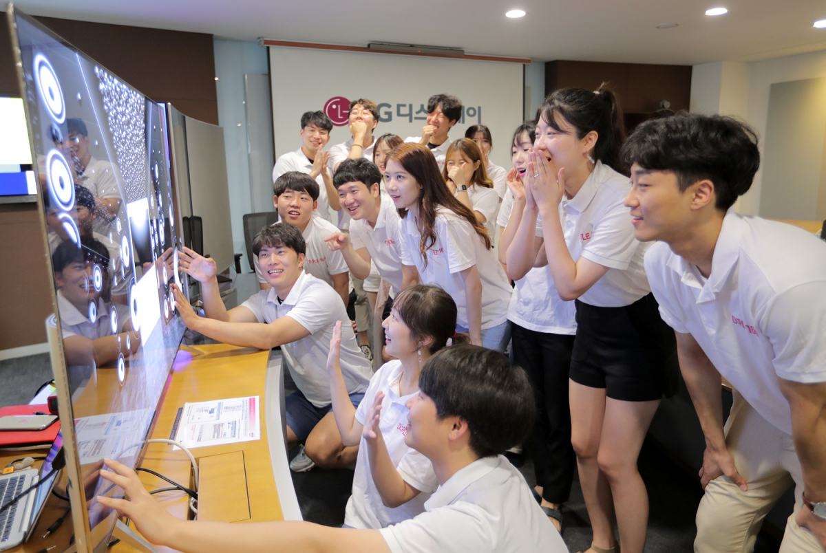 ▲LG디스플레이의 공식 대학생 블로그 ‘D군의 This Play’가 개설 8년만에 누적 방문자 1111만 명을 돌파했다. LG디스플레이 대학생블로그 운영진.(사진제공 LG디스플레이)