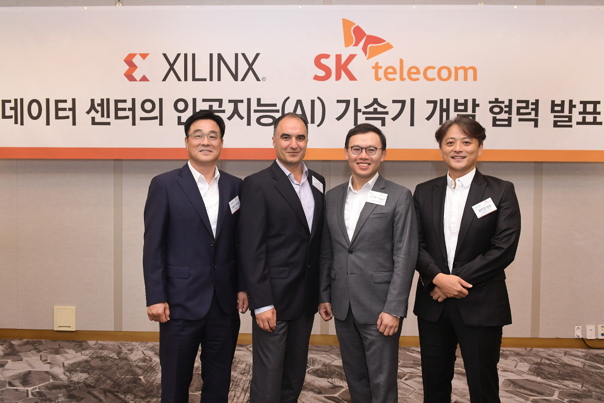▲(사진 왼쪽부터) 자일링스 안흥식 지사장_자일링스 라민 론 부사장, SKT 이강원 기술원장, SKT 정무경 팀장