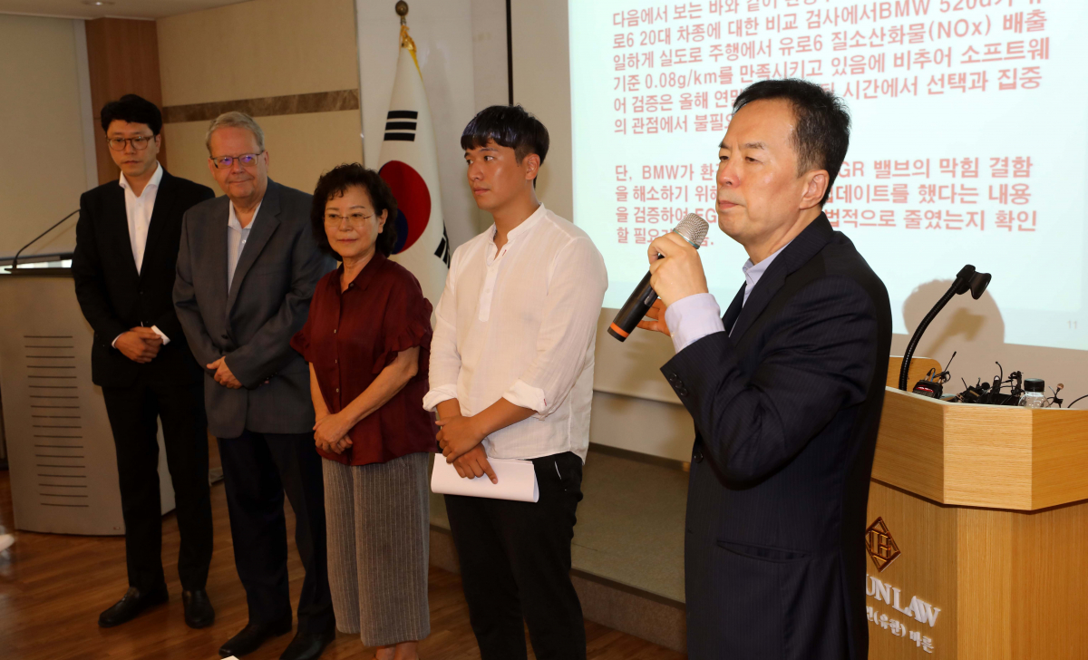 ▲16일 오전 서울 강남구 법무법인바른에서 열린 BMW 피해자 모임 법률대리인 기자회견에서 BMW 피해자 모임 법률대리인 하종선(오른쪽) 변호사가 정부에 다섯가지 사항을 요청했다.(뉴시스)