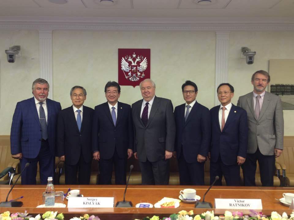 ▲왼쪽부터 우윤근 주러시아대한민국대사, 강석호 국회 외교통일위원회 위원장, 세르게이 키슬랴크  러시아연방의회 상원 외교위원회 제1부위원장, 정병국 바른미래당 국회의원, 이수혁 더불어민주당 국회의원.(국회 외교통상위원회 위원장실)