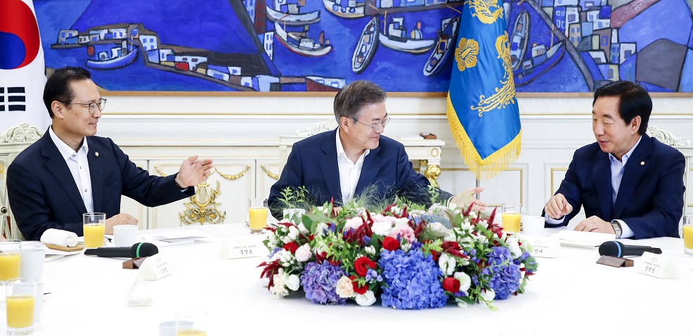 ▲문재인 대통령과 더불어민주당 홍영표 원내대표가 16일 낮 청와대에서 열린 여야 5당 원내대표 초청 오찬에서 자유한국당 김성태 원내대표에게 먼저 발언할 것을 권하고 있다.(연합뉴스)