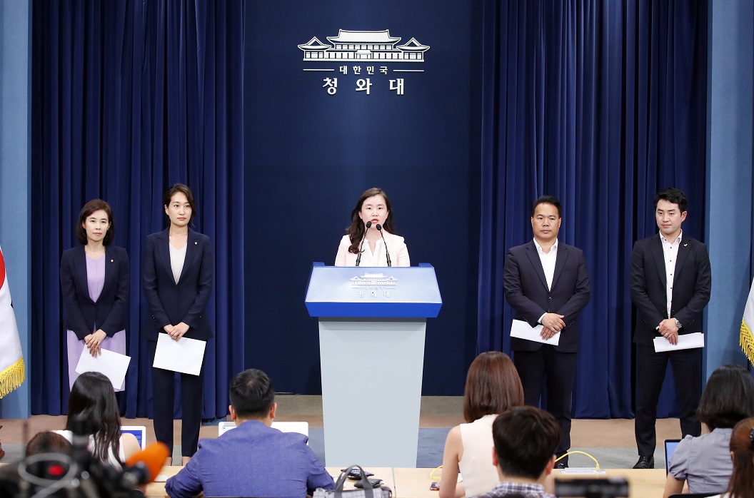 ▲여야 5당 원내대변인이 16일 오후 청와대 춘추관 대브리핑룸에서 문재인 대통령과 여야 5당 원내대표 간 합의문을 발표하고 있다. 왼쪽부터 더불어민주당 박경미 원내대변인, 바른미래당 김수민 원내대변인, 자유한국당 신보라 원내대변인, 민주평화당 이용주 원내대변인, 정의당 최석 대변인.(연합뉴스)