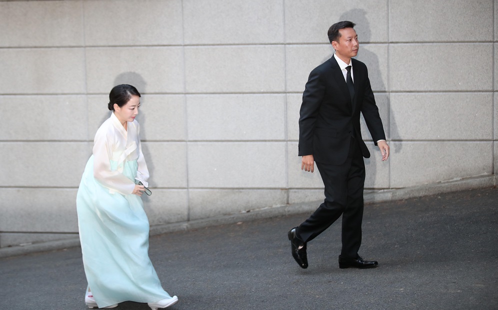 ▲정대선 현대 비에스앤씨 사장과 부인 노현정 전 아나운서가 16일 오후 고(故) 정주영 현대그룹 명예회장 부인 고 변중석 여사 11주기 제사에 참석하기 위해 서울 용산구 한남동 정몽구 현대차그룹 회장 자택으로 들어서고 있다.(연합뉴스)