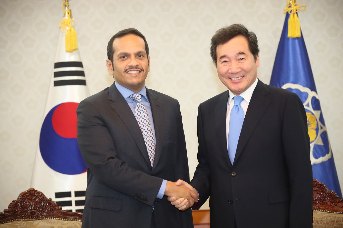 ▲이낙연 국무총리가 16일 서울 세종로 정부서울청사에서 방한한  셰이크 무함마드 알타니 카타르 부총리 겸 외무장관을 만나 악수하고 있다.(연합뉴스)