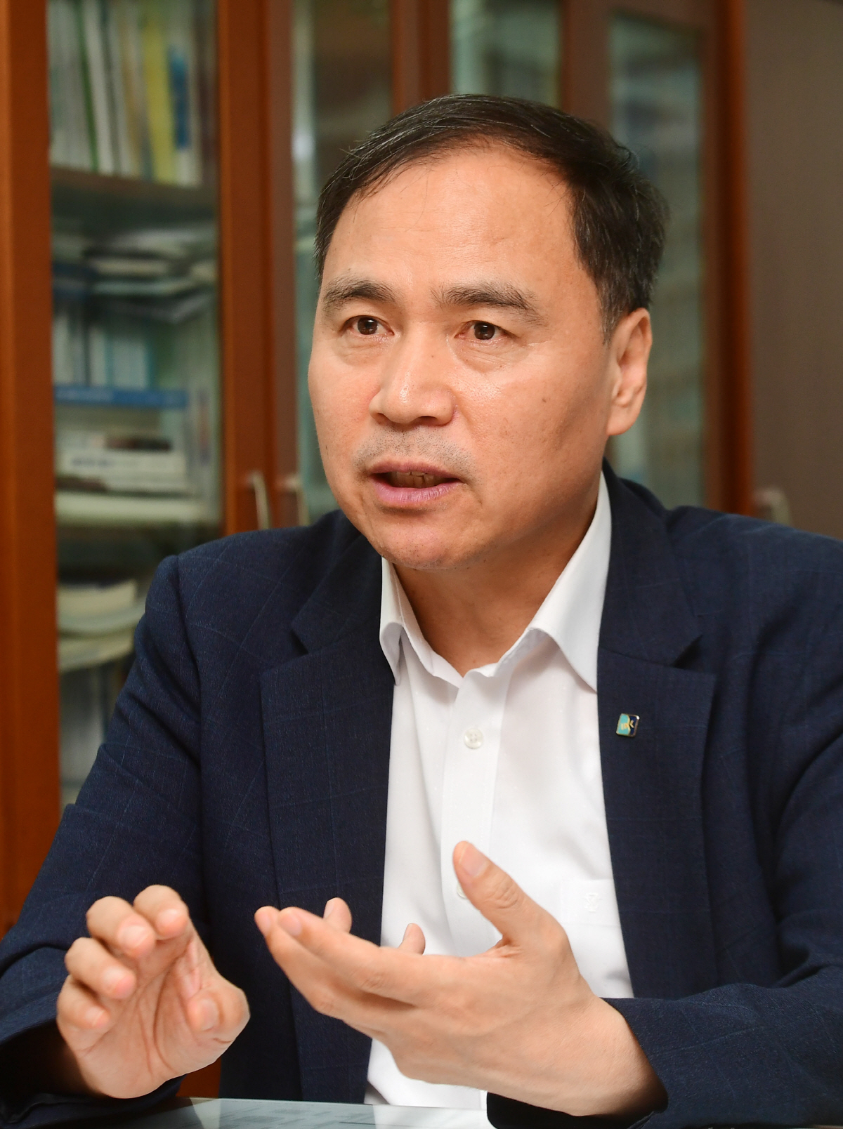 ▲조봉현 IBK북한경제연구센터장이 지난달 26일 서울 중구 을지로 기업은행 본점에서 남북 경협에 대해 “북한을 5·24 조치 이전과 같다고 생각하면 큰코다칠 수 있다”며 “신뢰 구축 과정 없이 SOC 투자 등을 욕심내서 돈만 보고 달려들면 대부분 실패하게 될 것”이라고 강조했다. 고이란 기자 photoeran@