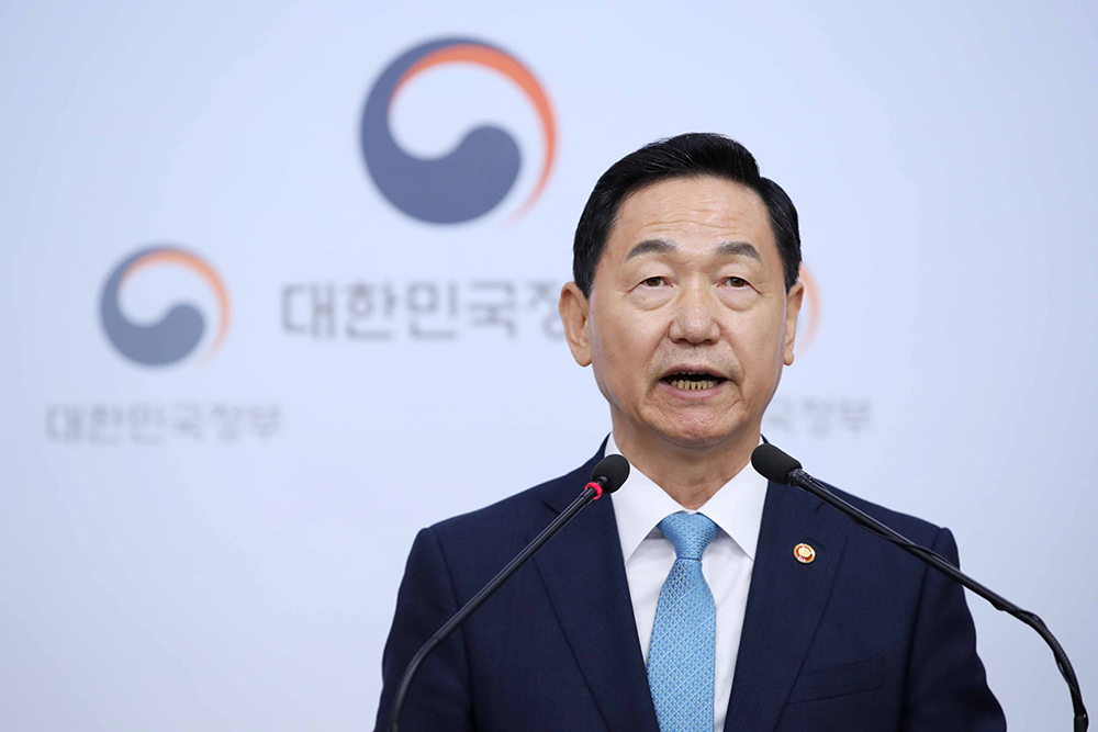 ▲김상곤 사회부총리 겸 교육부 장관이 수능전형비율 30% 이상 확대 권고,국어ㆍ수학ㆍ직업탐구에 공통+선택형 구조 도입 등을 내용으로 한 2022학년도 대입제도 개편방안을 17일 오전 서울 종로구 정부서울청사 별관 브리핑룸에서 발표하고 있다.(연합뉴스)