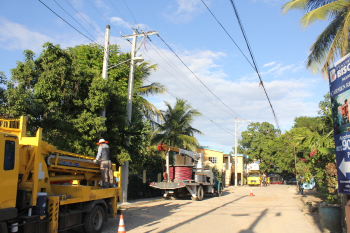 ▲도미니카 공화국 현지에서 한국전력 직원이 배전설비를 신설 및 교체하고 있는 모습.(한국전력)