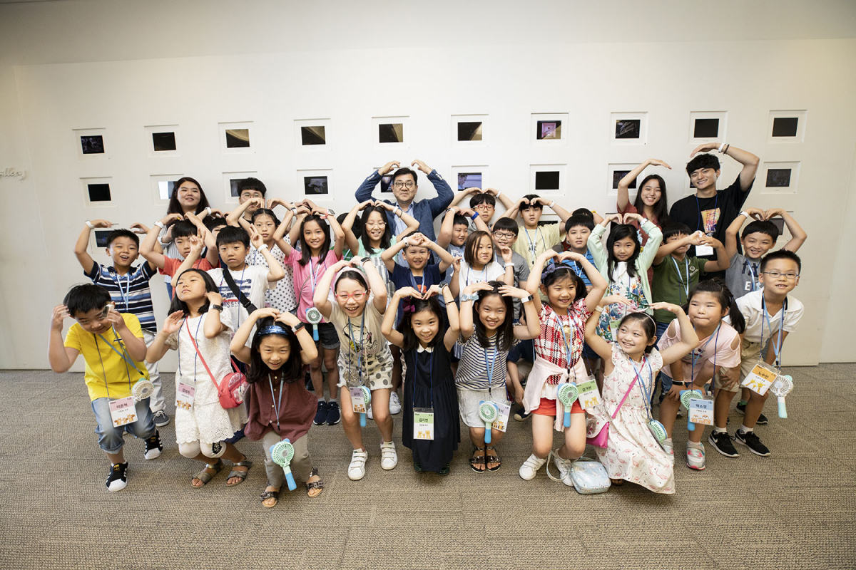 ▲제일기획의 임직원 가족 초청행사 ‘제일 패밀리 데이’에 참석한 임직원 가족들이 제일기획 유정근 사장(뒷줄 가운데)과 기념 촬영을 하고 있다.(사진제공 제일기획)