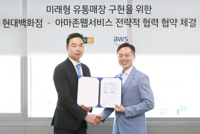 ▲정지영 현대백화점 영업전략실장(전무)와 장정욱 아마존웹서비스코리아 대표의 협약 체결 모습.(사진제공=현대백화점그룹)